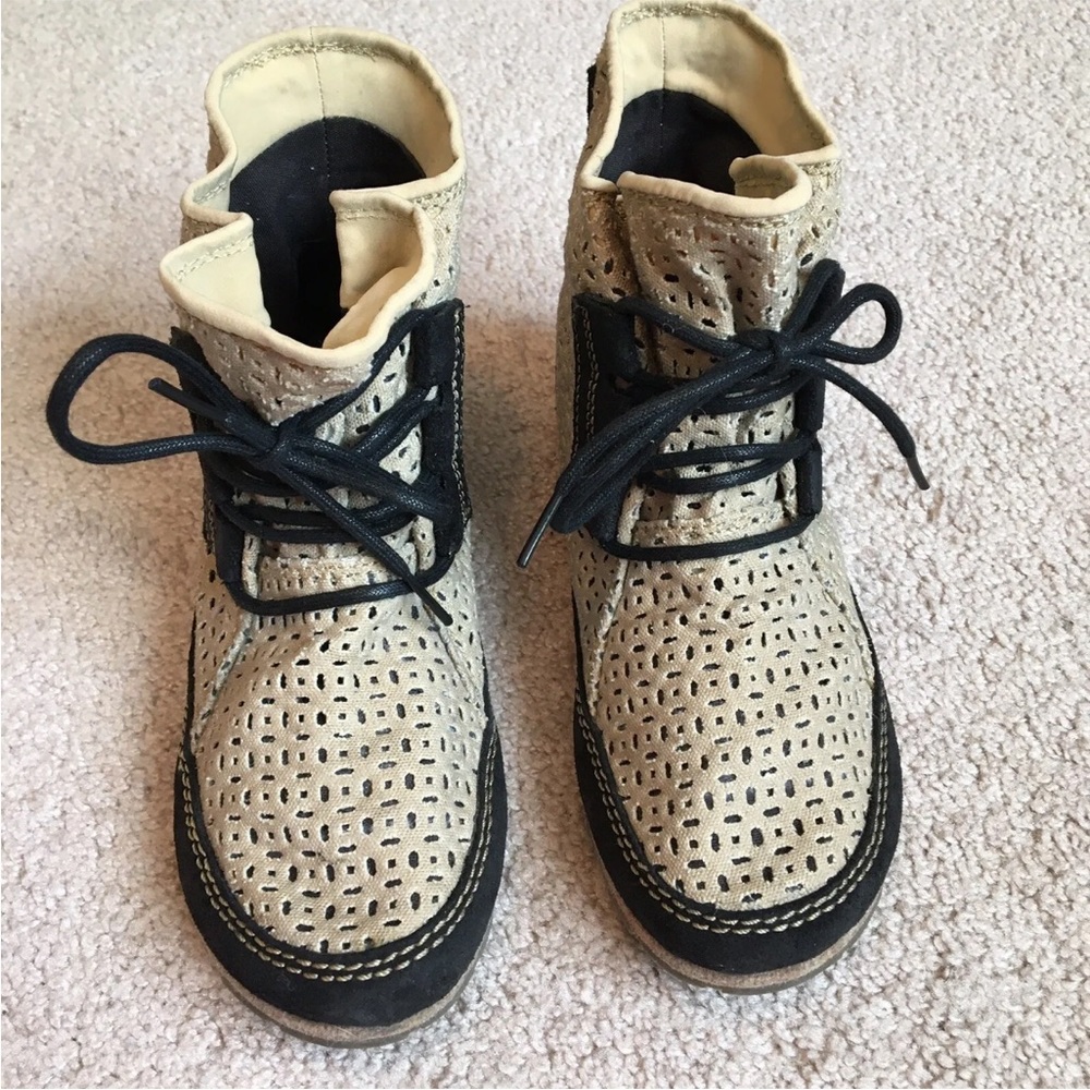 Sorel beige and black Lace Up preforated boots womens size 6